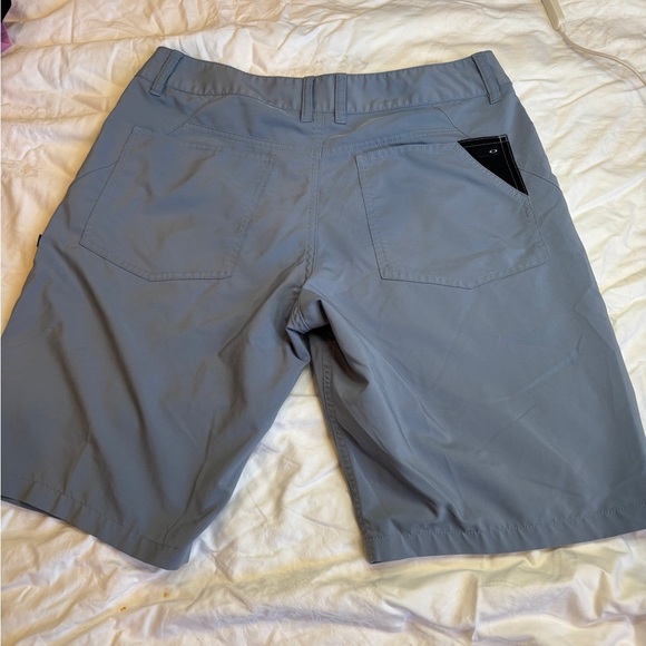 Oakley Men's Light Gray Hybrid Shorts - Picture 6 of 10